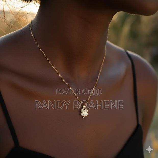 Dainty Leaf Necklace for Women · Photo 2