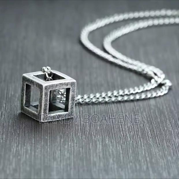 Retro Hollow Cube Pendant Necklace · Photo 3