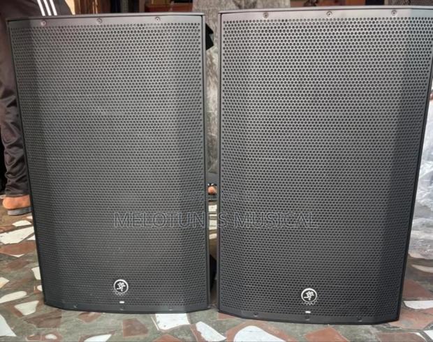 Mackie Thump15a 15" Powered Loudspeakers. · Photo 1