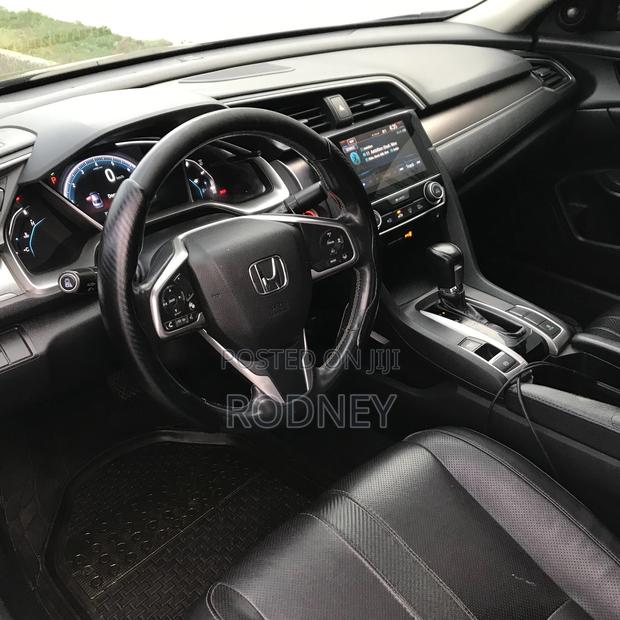 Honda Civic Touring 4dr Sedan (1.5L 4cyl) 2017 Black · Photo 3