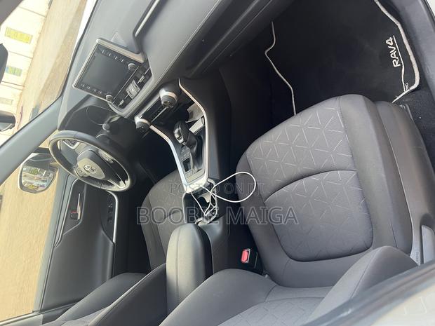 Toyota RAV4 2020 White · Photo 4