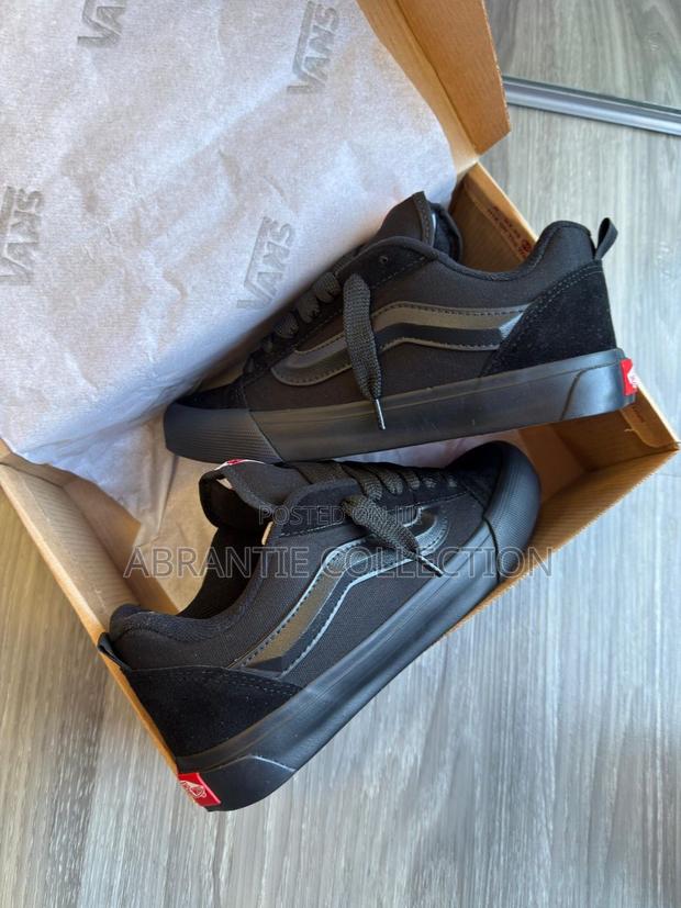 Vans Knu Skool All Black Suede · Photo 1