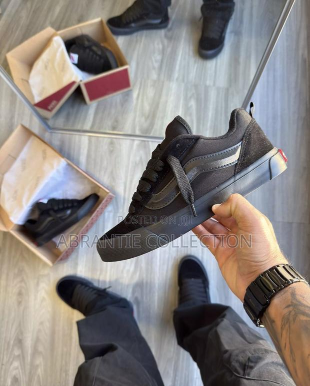 Vans Knu Skool All Black Suede · Photo 2