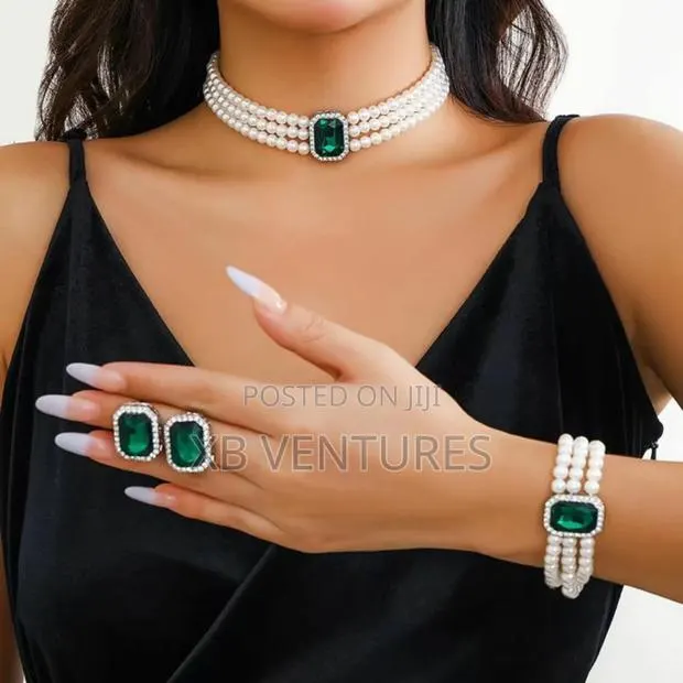 3 Pieces Green Pendant Necklace Bracelet Earrings Set · Photo 1