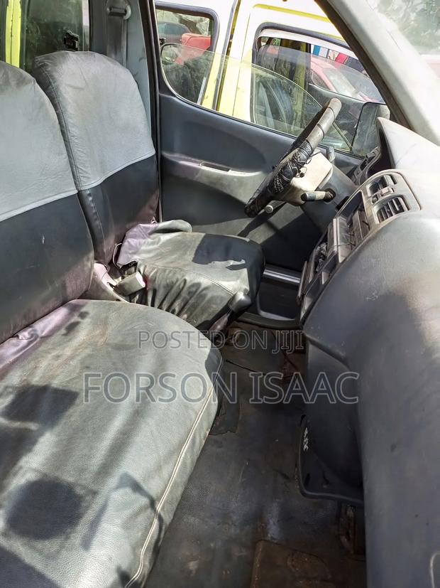 Toyota HiAce 2008 Silver · Photo 2