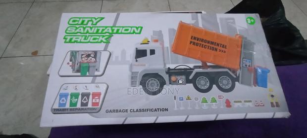 Friction-Powered Toy Sanitation Truck Designed for Kids · Photo 1