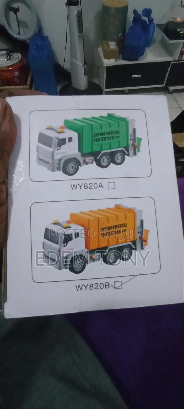 Friction-Powered Toy Sanitation Truck Designed for Kids · Photo 2
