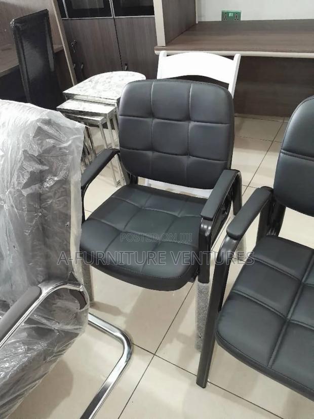 Four Leg Waiting Chair · Photo 1