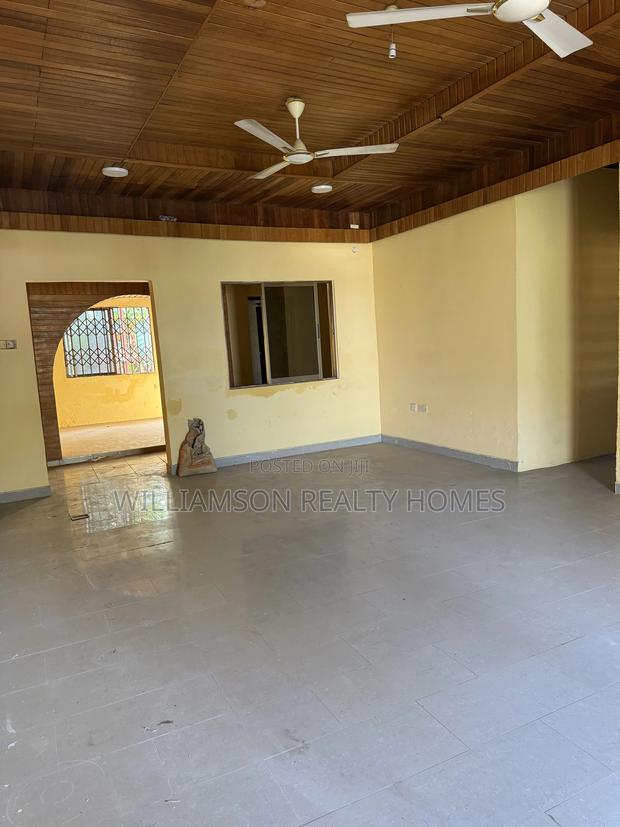 5bdrm House in Community 18 Area, Spintex for rent · Photo 2