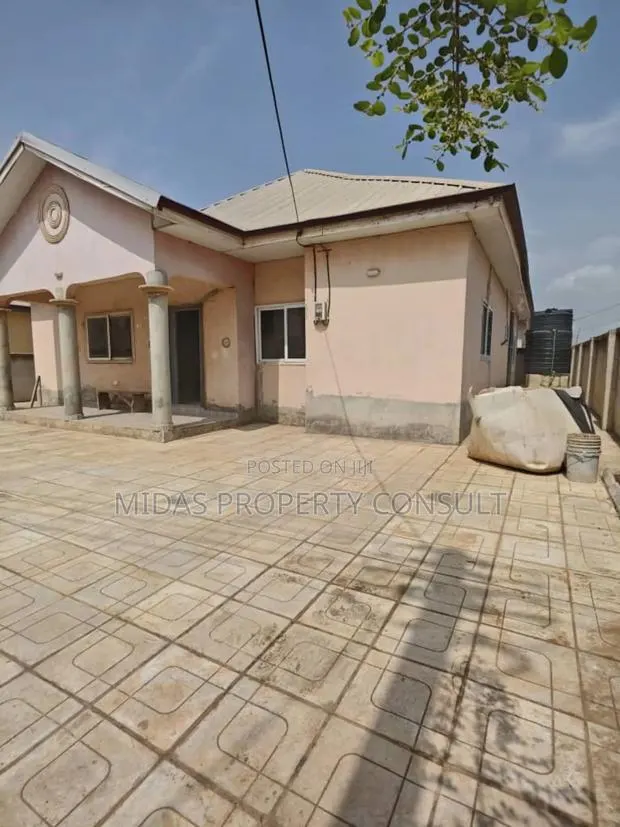 3bdrm House in Comm 25, Tema Metropolitan for sale · Photo 1