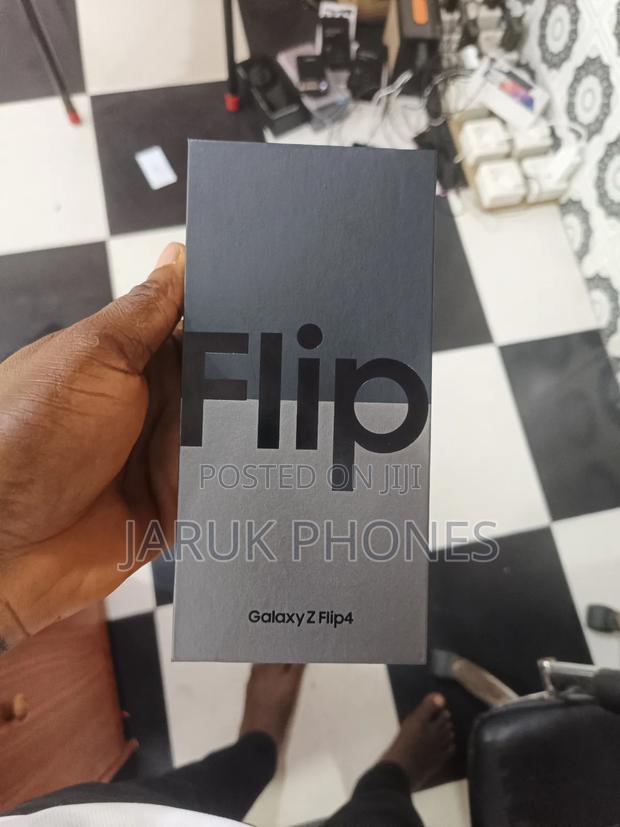 New Samsung Galaxy Z Flip4 256 GB Gold · Photo 1