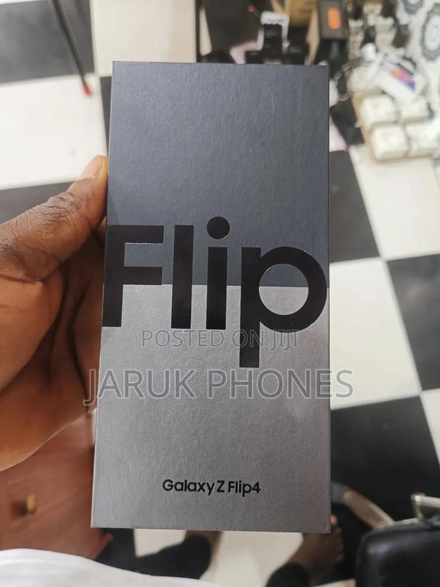 New Samsung Galaxy Z Flip4 256 GB Gold · Photo 2