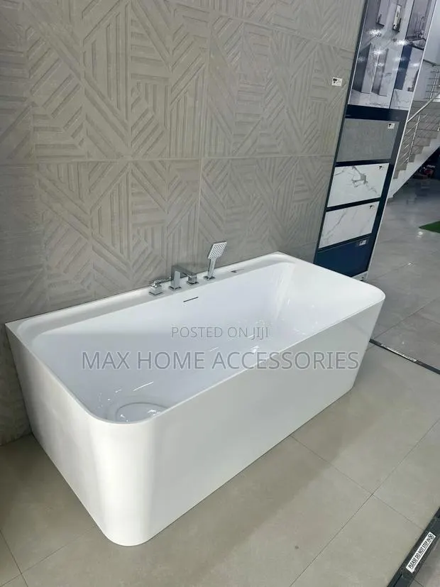 White Bath Tub · Photo 1
