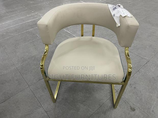 Luxury Imported Coffee Table With 2 Chairs · Photo 6