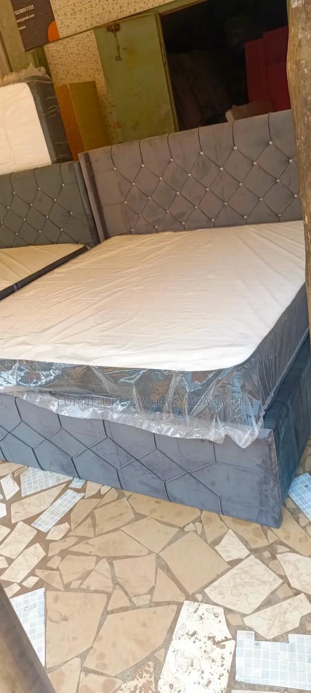 72/75 Queen Size Mattress and Frame · Photo 1