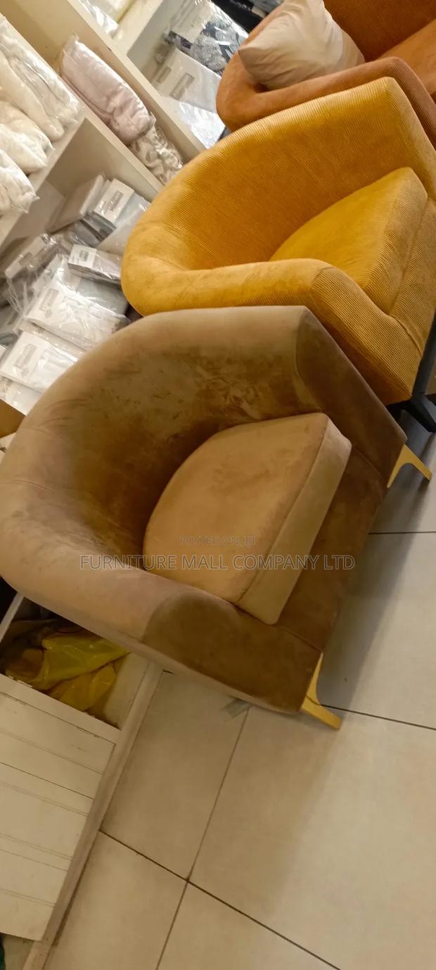Oval Single Couch Available as Seen · Photo 1