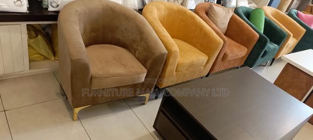 Extravagant Single Couch . Free Delivery · Photo 1