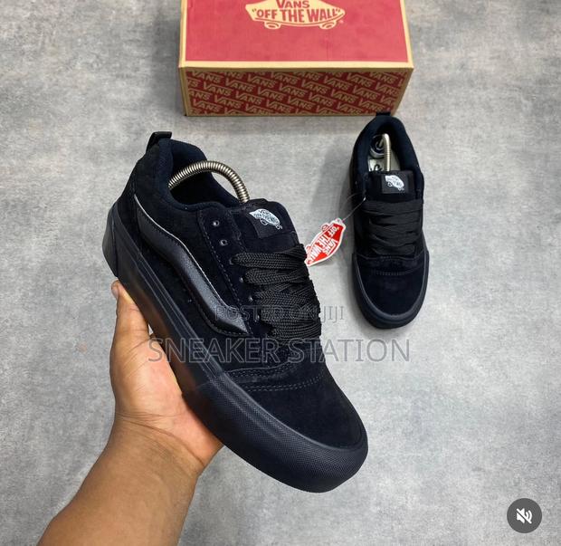 Knu Skool Vans Triple Black Sneaker · Photo 2