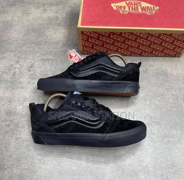 Knu Skool Vans Triple Black Sneaker · Photo 1