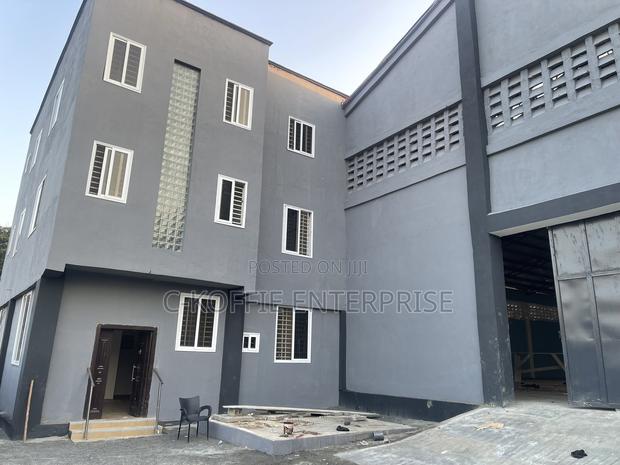 1,200 SQM Warehouse + 6bedrooms at Achimota for Rent · Photo 6