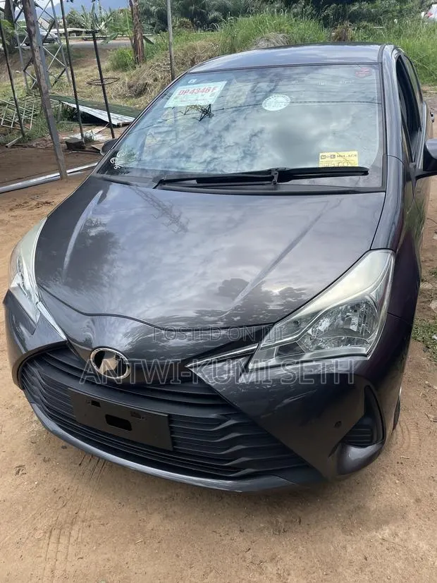 Toyota Vitz 1.3 AWD 5dr 2017 Gray · Photo 1