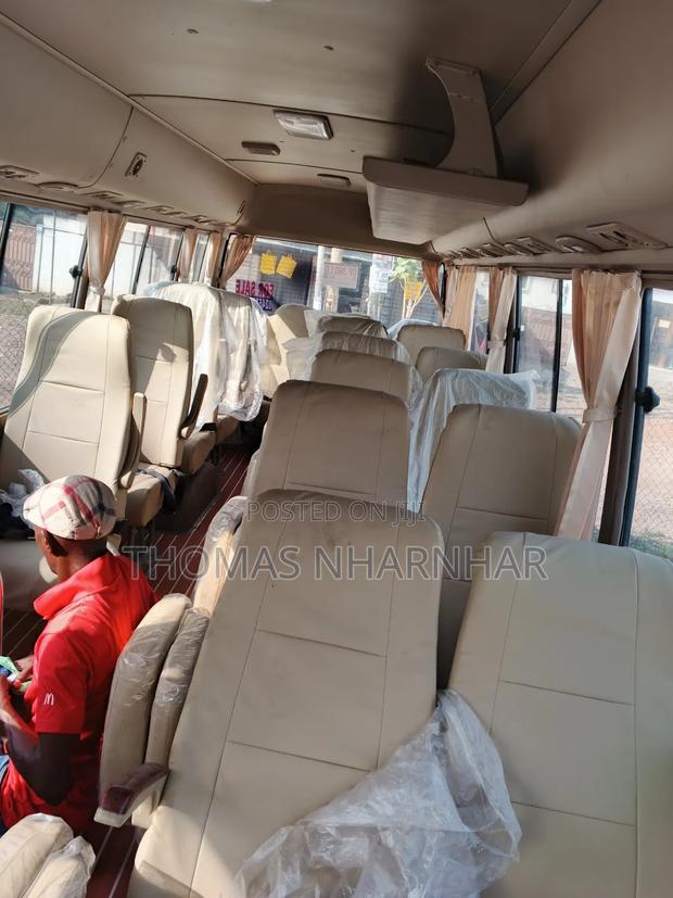 Toyota Coaster 2018 White · Photo 8