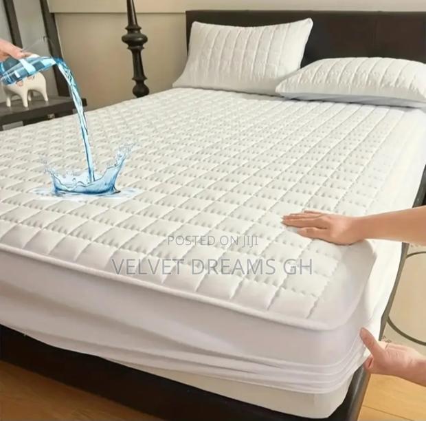 Waterproof Mattress Cover With Pillowcases · Photo 3