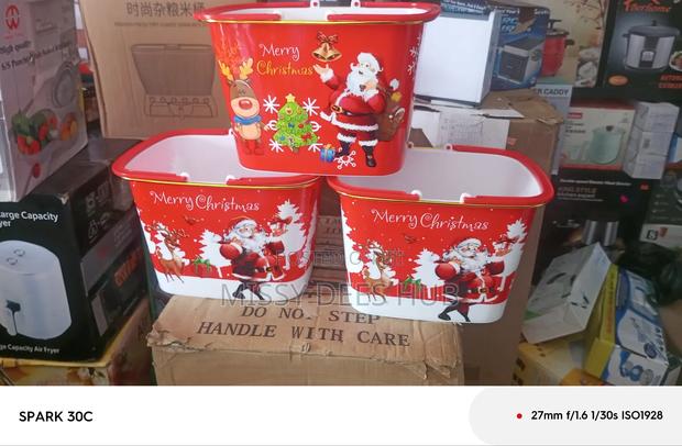 Christmas Themed Plastic Basket · Photo 5