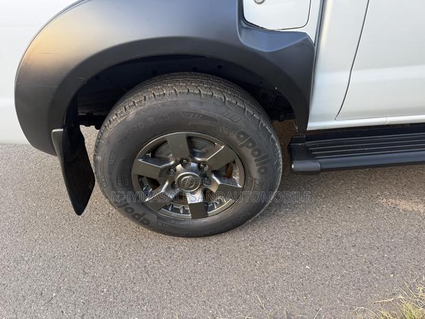Nissan Hardbody 2019 White · Photo 8