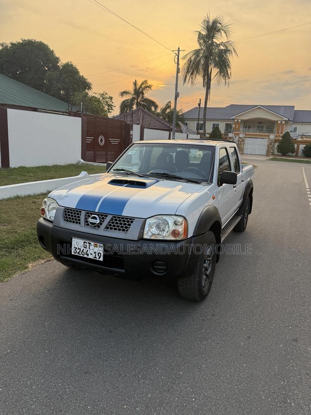 Nissan Hardbody 2019 White · Photo 2