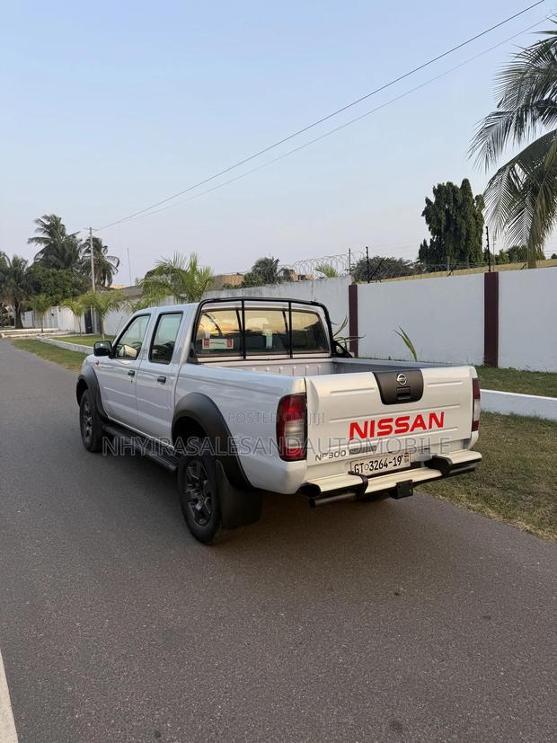 Nissan Hardbody 2019 White · Photo 5