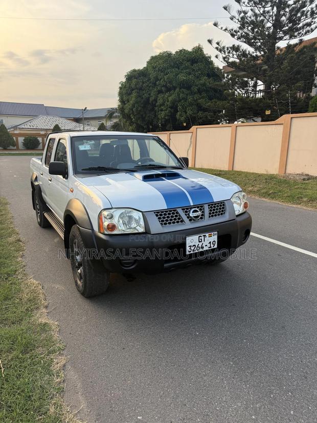 Nissan Hardbody 2019 White · Photo 3