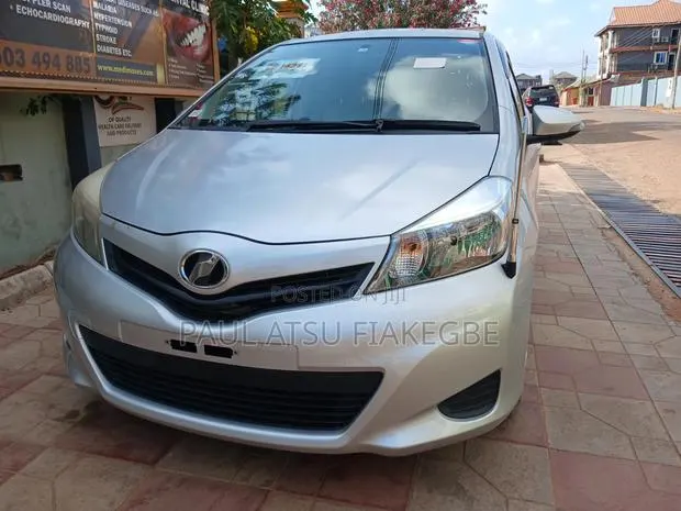 Toyota Vitz 1.3 FWD 5dr 2013 Silver · Photo 1