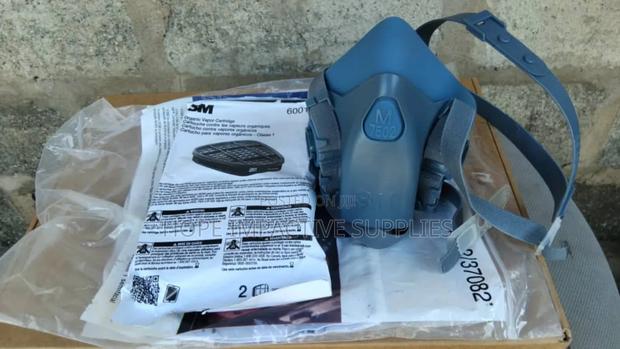 3m 7502 Half Face Mask With Cartridges. · Photo 1