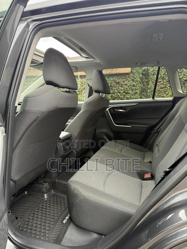 Toyota RAV4 XLE FWD 2020 Gray · Photo 7