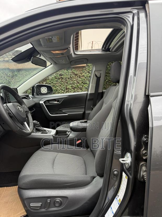 Toyota RAV4 XLE FWD 2020 Gray · Photo 8