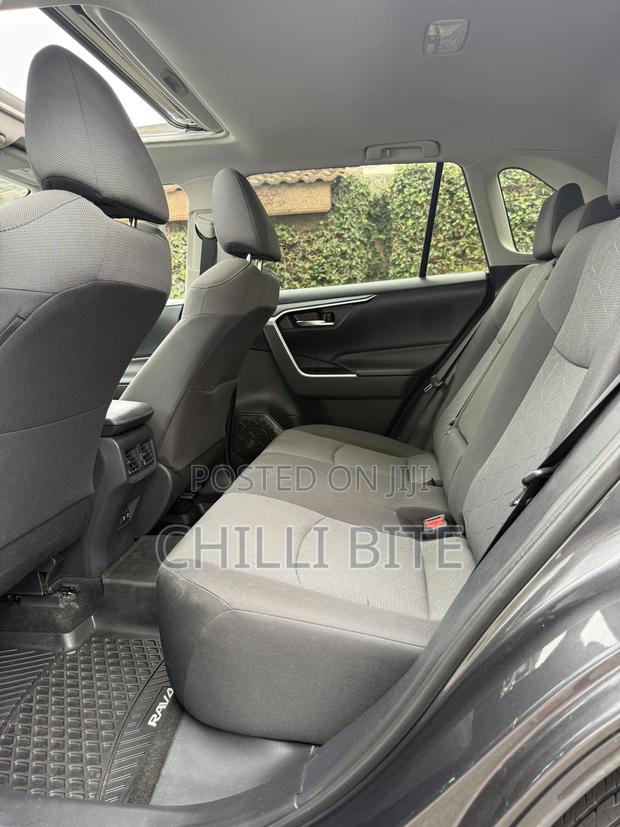 Toyota RAV4 XLE FWD 2020 Gray · Photo 6