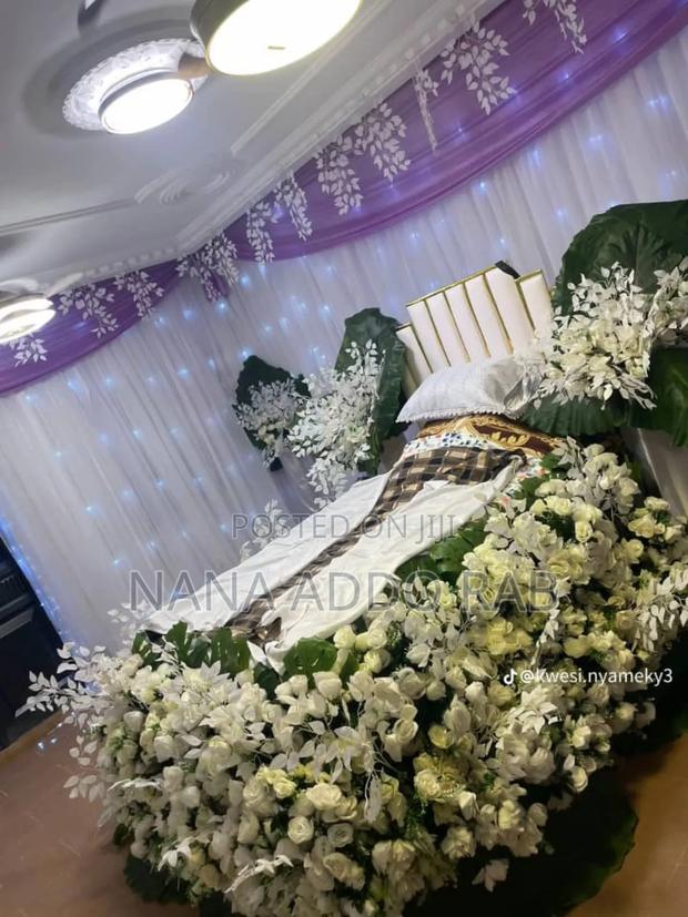 Undertaker and General Decorations and Pictures on All Canopies · Photo 2