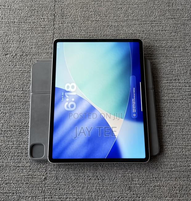 Apple iPad Pro 12.9 (2022) 256 GB Gray · Photo 2