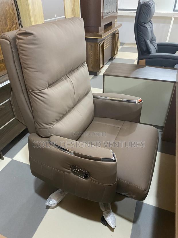 Solid and Elegant Executive Office Chair · Photo 1