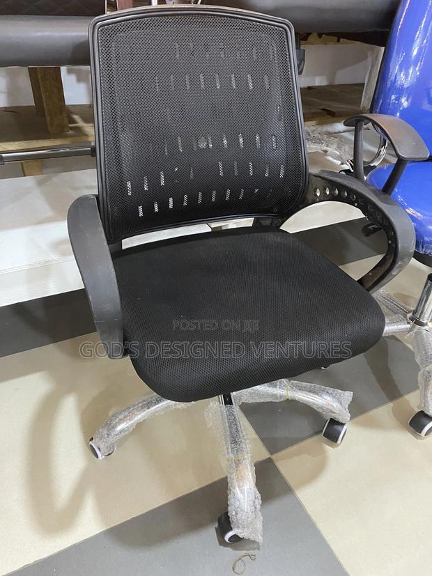 Solid Swivel Chair Without Head · Photo 1
