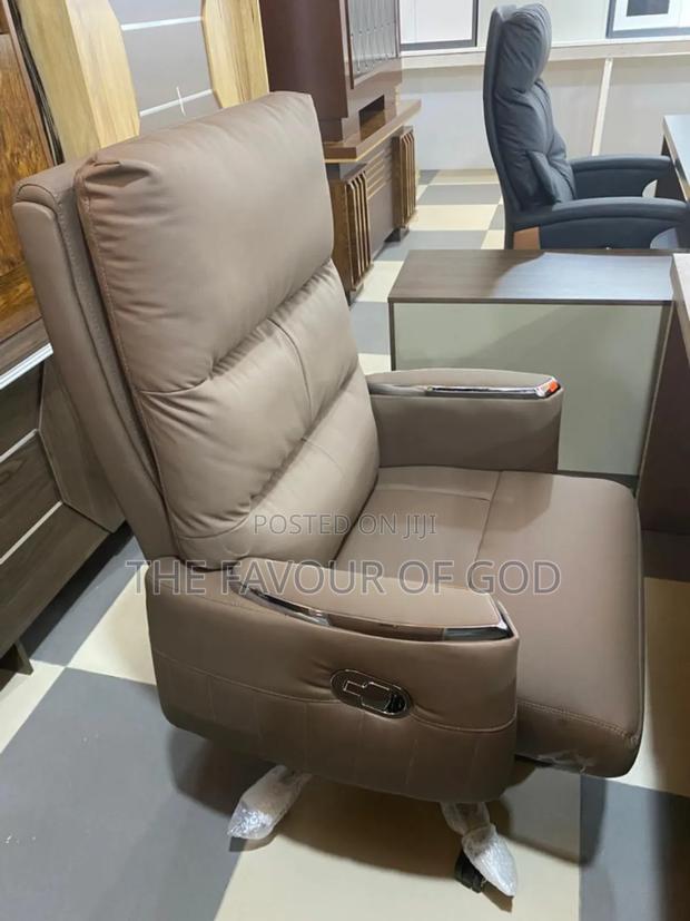 A Modern Executive Office Chair · Photo 1