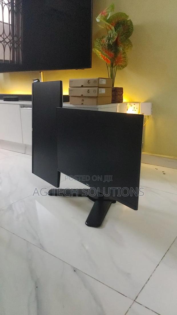 Dell Edgeless 24 Inch Monitor · Photo 4
