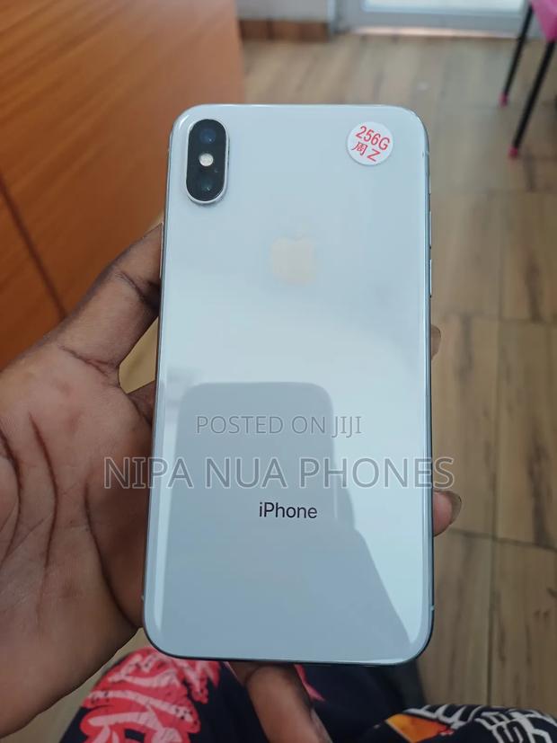 Apple iPhone X 64 GB Silver · Photo 1