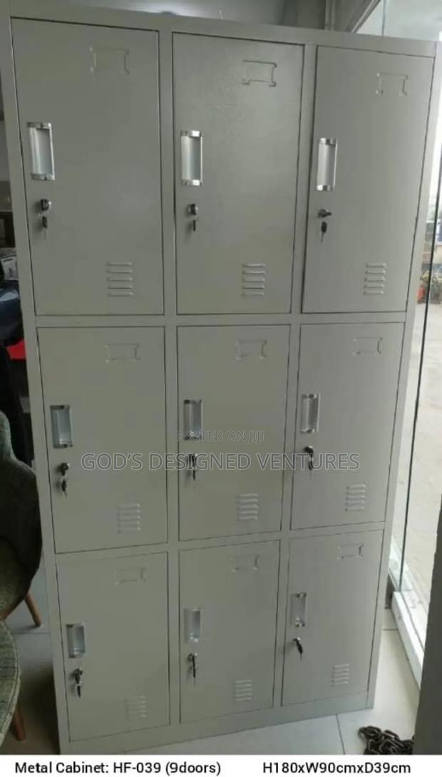 Durable 9 Locker Cabinet · Photo 1