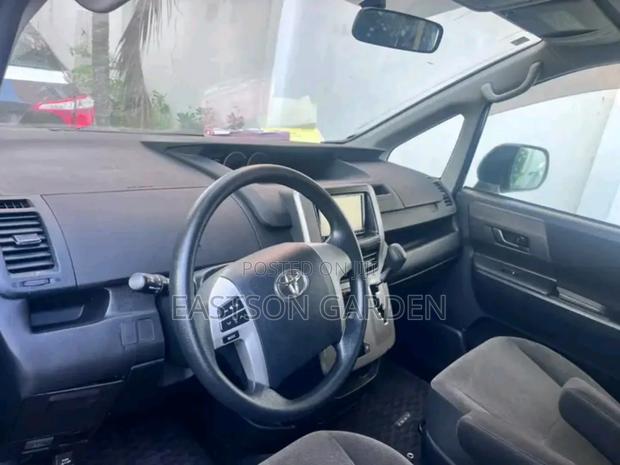 Toyota Voxy 2012 Black · Photo 2