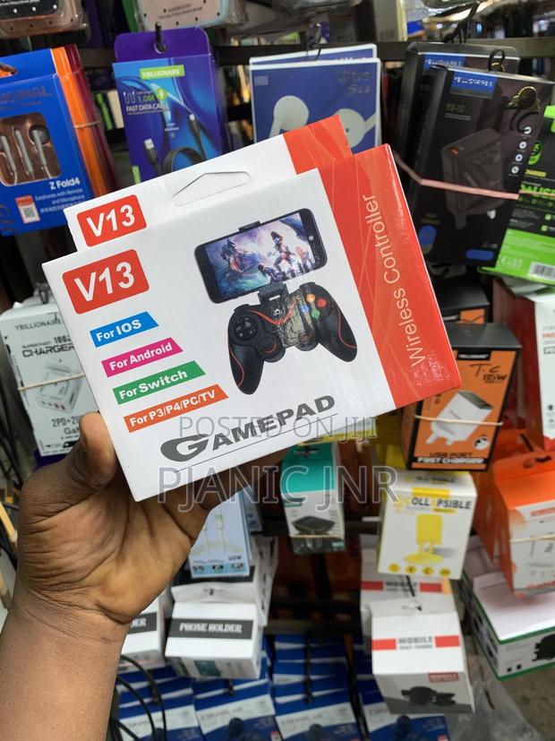 V13 Game Pad · Photo 2