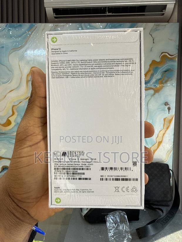 New Apple iPhone 13 128 GB Black · Photo 3