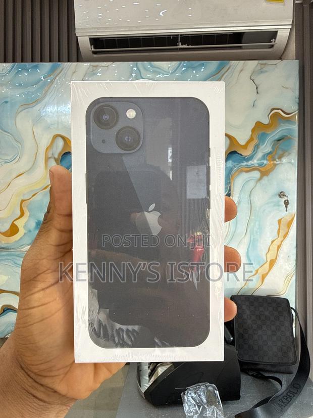 New Apple iPhone 13 128 GB Black · Photo 2