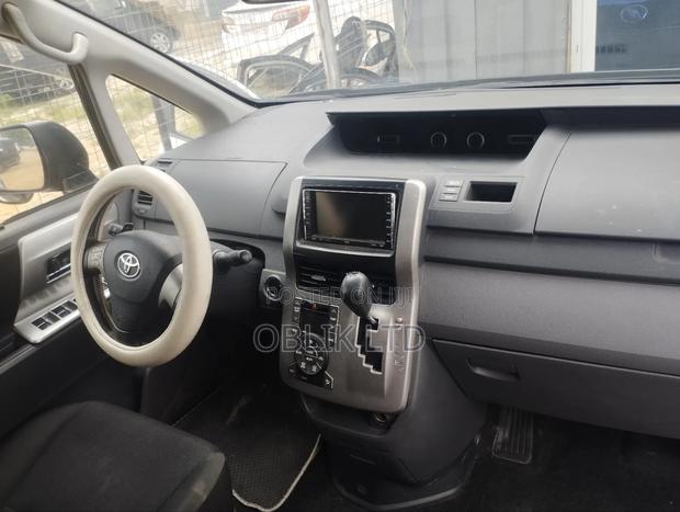 Toyota Voxy 2010 Gray · Photo 5